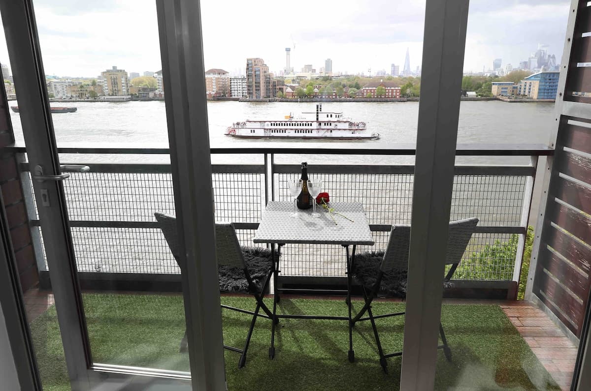 Stunning Thames View — 2BR Canary Wharf with Balcony — image 2