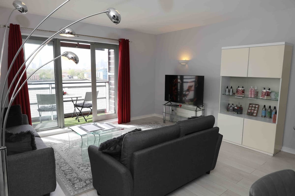 Stunning Thames View — 2BR Canary Wharf with Balcony — image 8