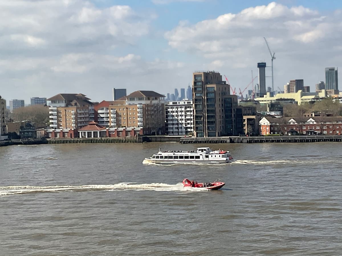 Stunning Thames View — 2BR Canary Wharf with Balcony — image 7