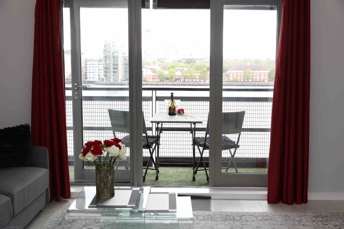 Stunning Thames View — 2BR Canary Wharf with Balcony — image 3
