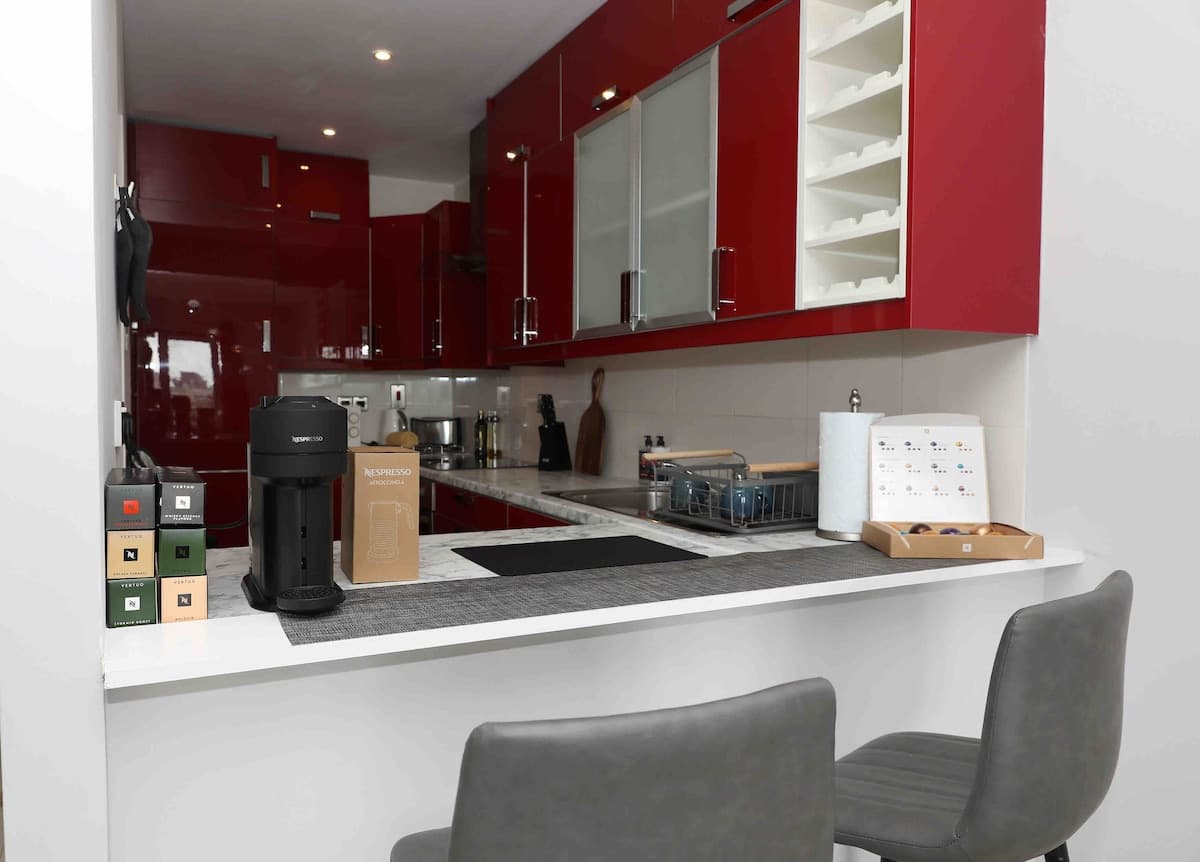 Stunning Thames View — 2BR Canary Wharf with Balcony — image 11