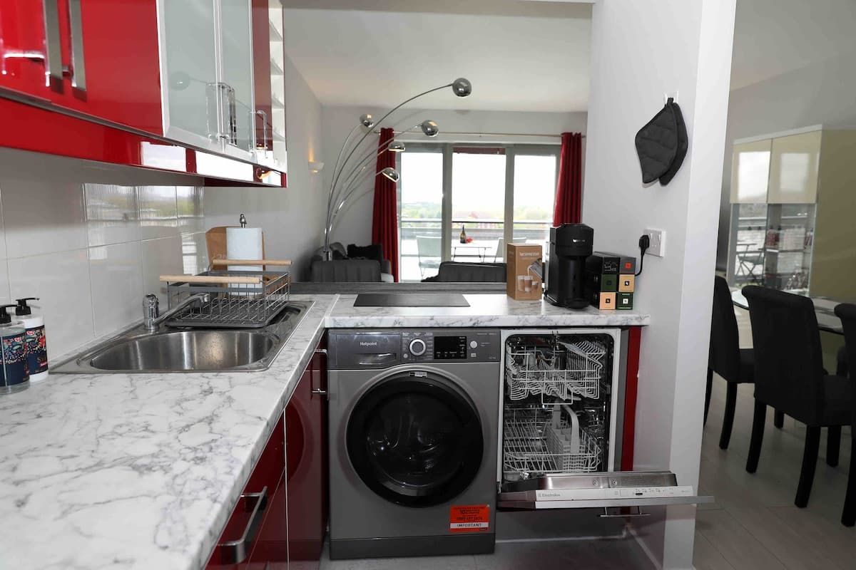 Stunning Thames View — 2BR Canary Wharf with Balcony — image 12