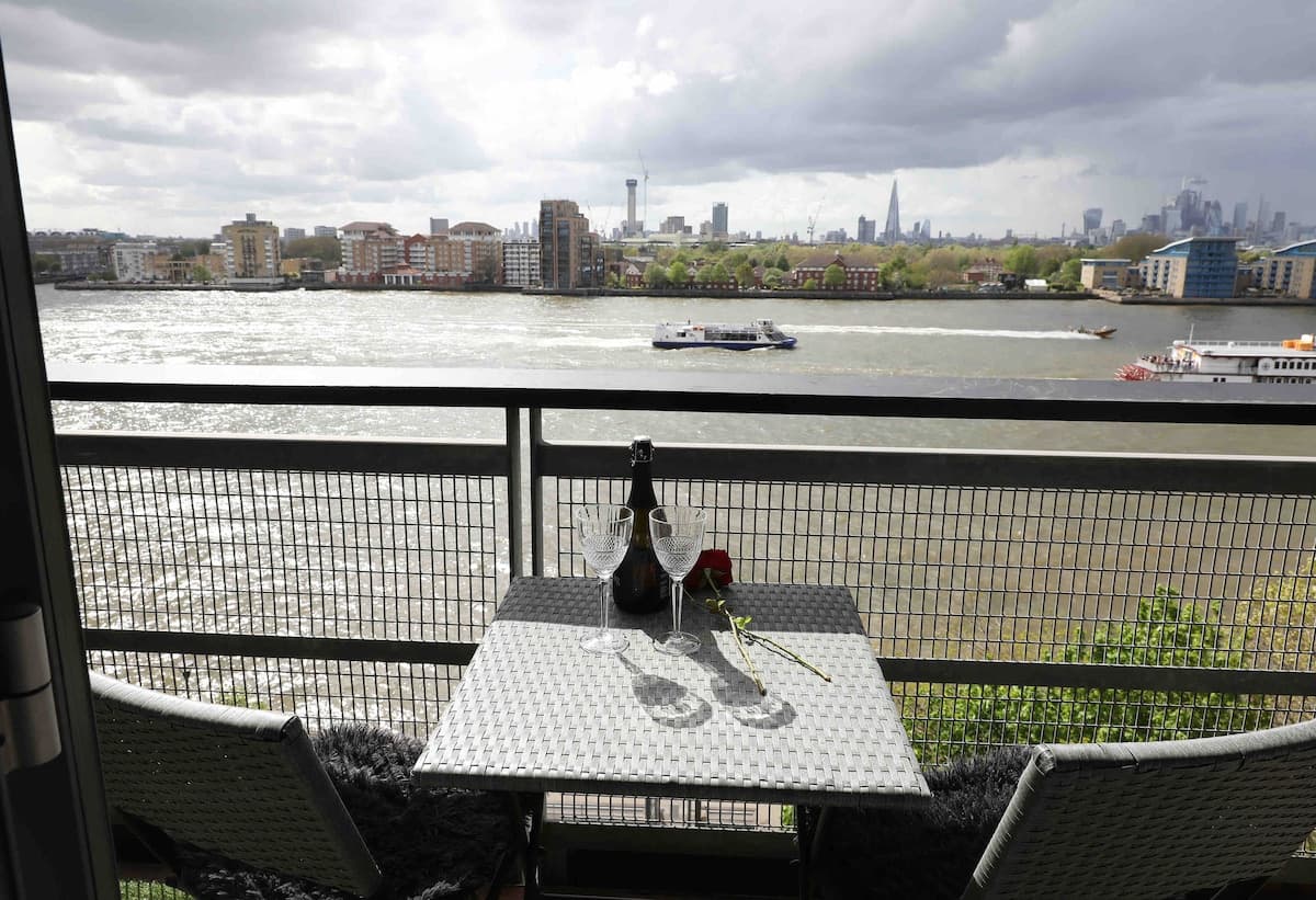 Canary Wharf Thames-view serviced apartment — partnership bookings